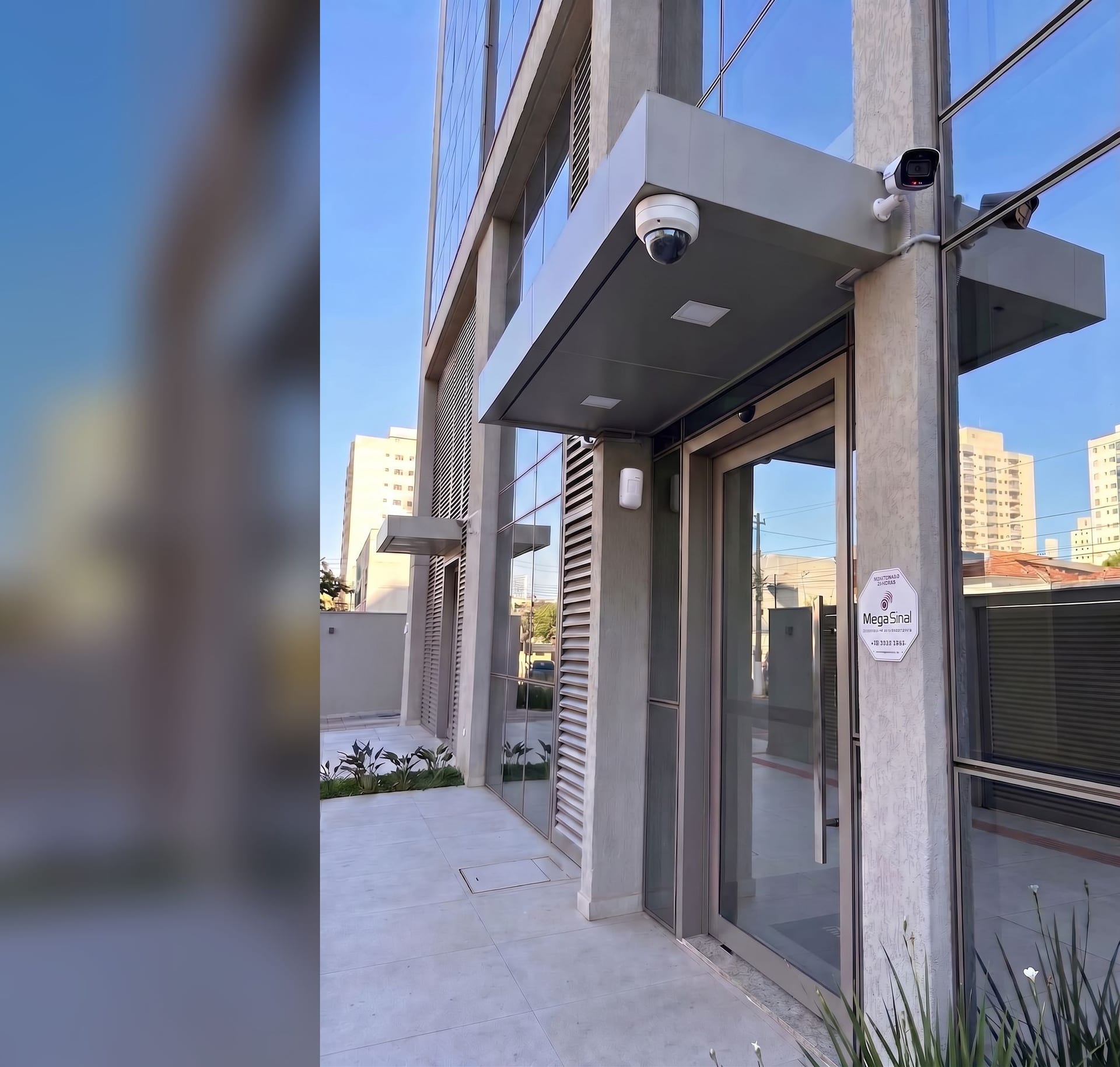 Entrada de prédio comercial com câmeras de segurança MegaSinal instaladas