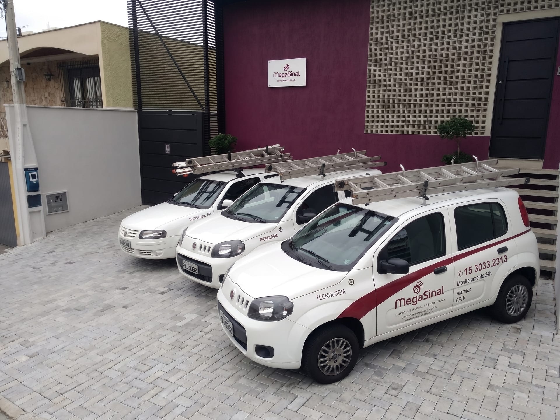 Frota técnica da MegaSinal equipada para atendimentos de instalação e manutenção