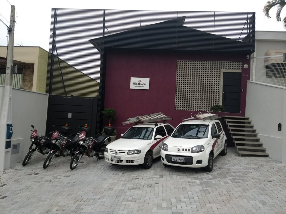 Sede atual da MegaSinal, com frota de viaturas e motocicletas