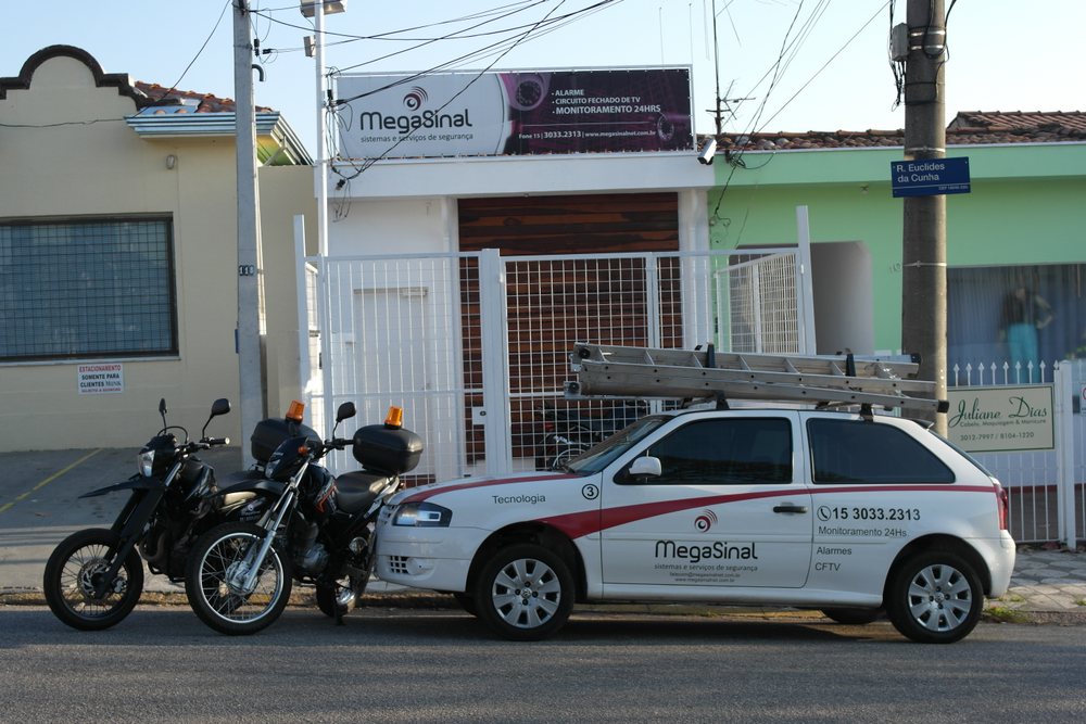 Sede da MegaSinal na Rua Euclides da Cunha, com viatura e motocicletas de pronta resposta